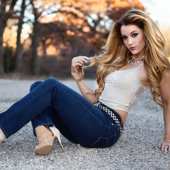 Meet your Posher, Ariana - Picture 2 of 3